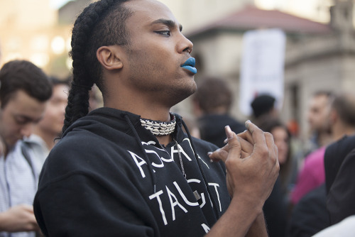 huffingtonpost:  Thousands Of New York Protesters Rally In Solidarity With Balitmore’s Freddie GrayNEW YORK – A New York police officer was hurt and at least a dozen people were arrested Wednesday as thousands of protestors gathered in support of