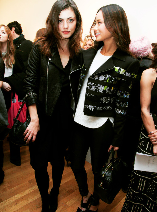 archiveblog0101:   Jamie chung and Phoebe Tonkin attend the Marc Jacobs Daisy Chain Tweet Pop Up Shop Party 