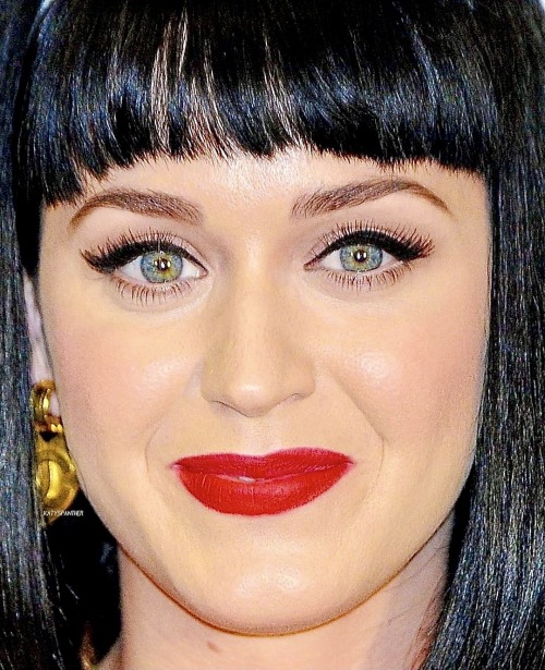 katy-perry-leg-show: