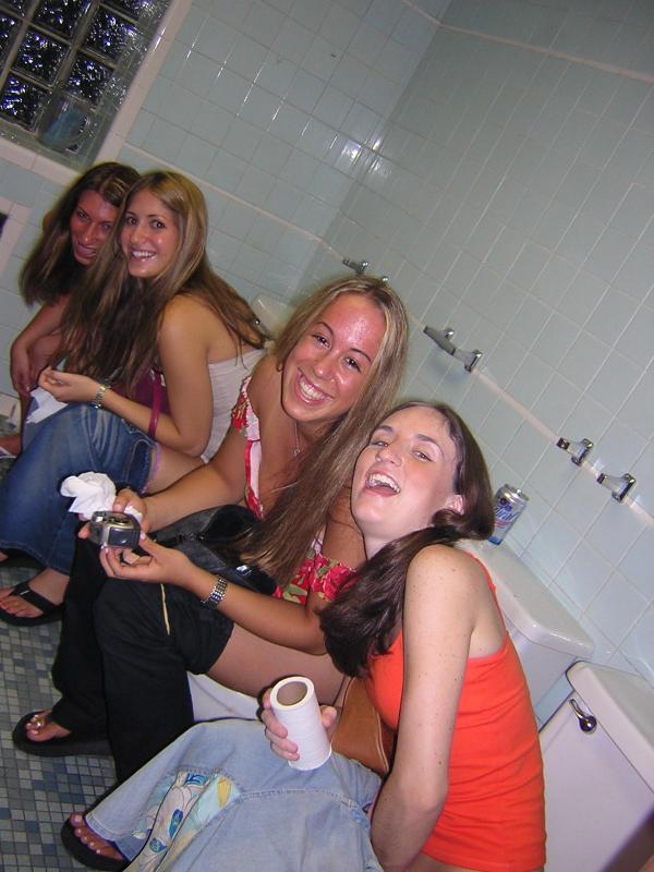 classic pic, would love to see those girls or more pooping on the toilet at the same