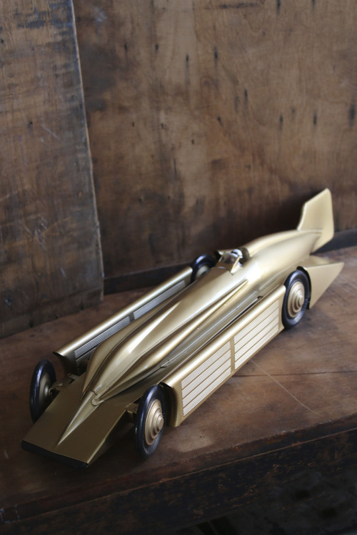 Golden Arrow Tin toy Car. (attic.©2014) www.discoverattic.com