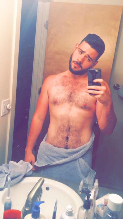 meekaleeks:Here’s the isolated photo bc I’m annoying