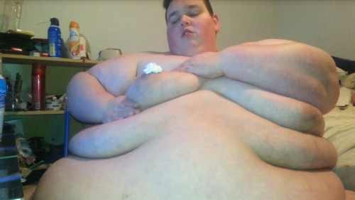 fatbellyfetish91:  My dream husband!   Id feed that fat pig til he popped!  A beautiful chub-scape scene. Notice the rolling hills and valleys.