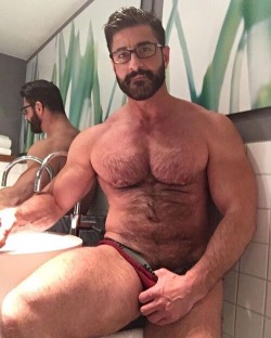 keepemgrowin:  Handsome, thick and furry… 