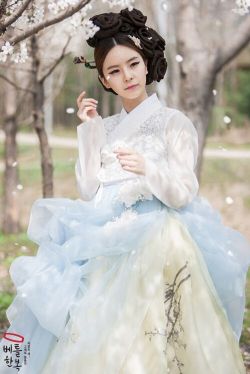 Hanbok - Page 3 Tumblr_ovgqhdoqo11tg0mmfo2_250