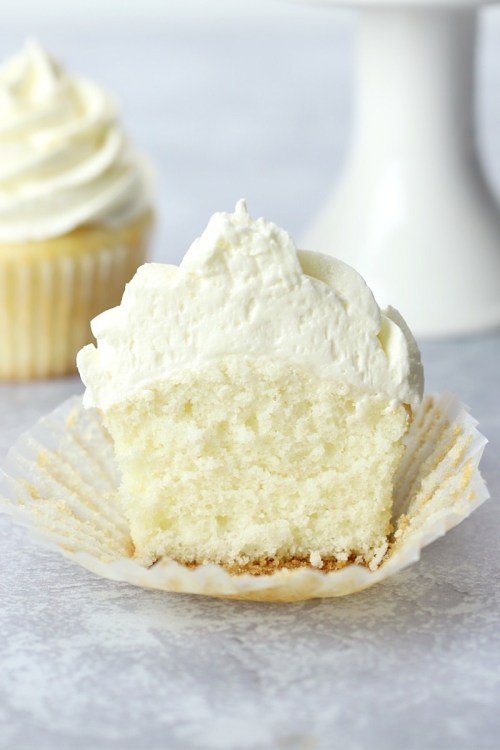 ugly–cupcakes:Easy White Cupcakes