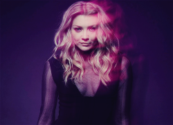celebritiesource:  Natalie Dormer in the photo booth backstage at People’s Choice Awards  2016 