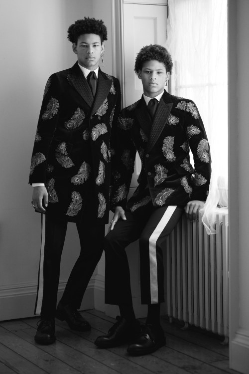 visualjunkee:  Oscar Wilde inspired Look Book for Alexander McQueen - Autumn/Winter 2017 Menswear Collection - designer: Sarah Burton - photographer: Ethan James Green - stylist: Alister Mackie - art direction: M/M Paris - hair: Matt Mulhall - makeup:
