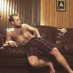 vinnysplendelicious:Vinny Splendor on the couch