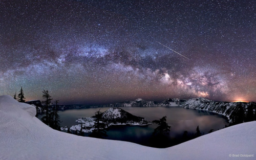 Meteor Over Crater Lake : Did you see it? One of the more common questions during a meteor shower oc