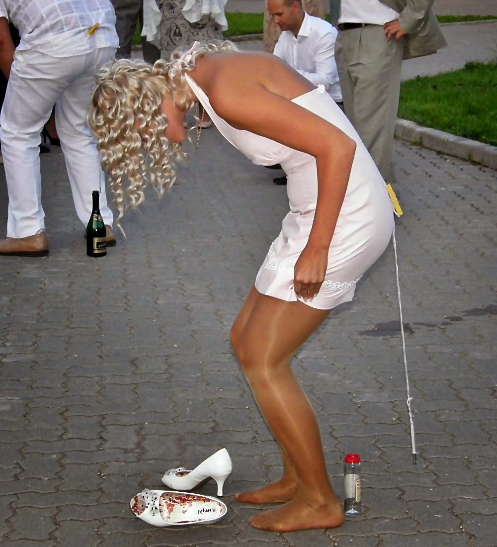 mrcolorde:  Hmm pantyhose outside no shoes 😋