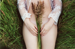 lukacoculo:  Nude into the grass. ©Luca Coculo 2016   voll schön