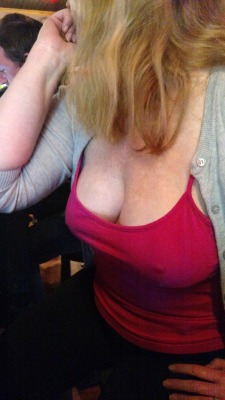 guinnessguzzler:  Fun at the bar.