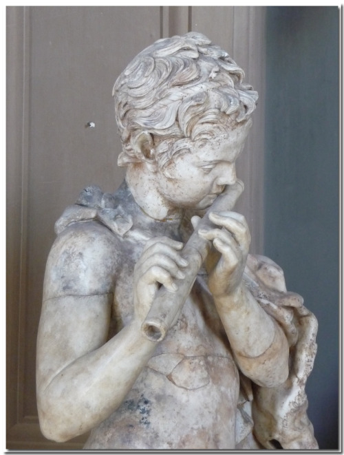 music-in-art: Anonyme - Flûtiste, statue en marbre, Musées du Vatican, Italie