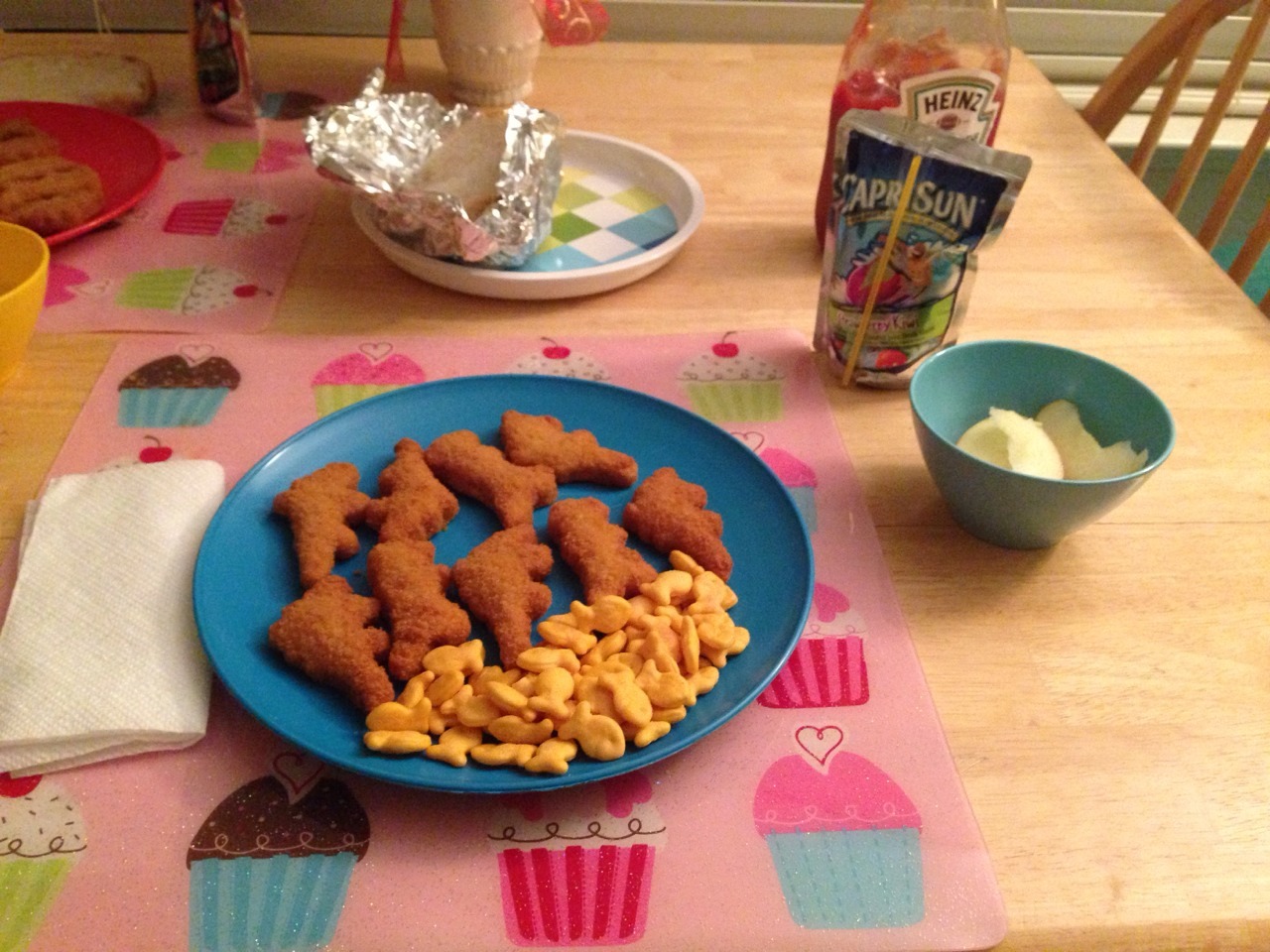 princesstwiggles:  sweetestlolita:  dino nuggies, gold fish, apple slices, and capri