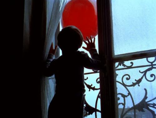 cafeinevitable:   Le Ballon Rouge dir: Albert Lamorisse 1956 (via uconstruction) 