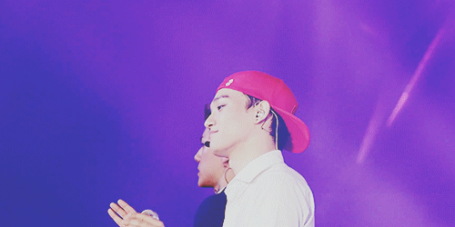 exoxoolf:  Jongdae giving his love to Lucky fans 