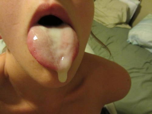 katie1015: My cousin with a mouthful of my brother’s cum.