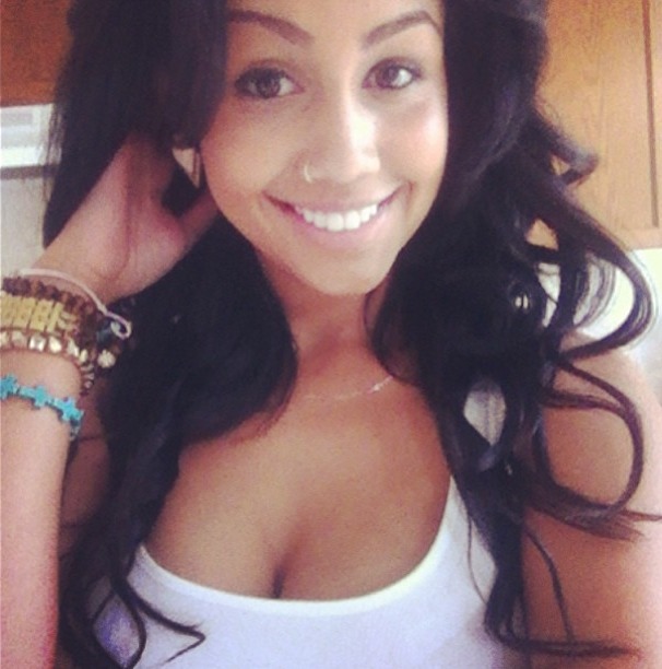 cleotrapah:  selfie  a beautiful woman 