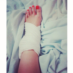 footer:  Así estaba mi pobre piecito ayer :( #feet #sad 