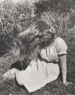 ehoradote:   Édouard Boubat, Lella (assise dans l'herbe), 1946.  
