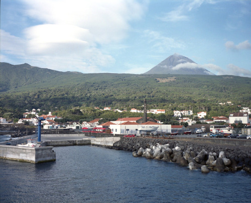 Ile de Pico, AçoresAu fond, le mont Pico à 2351 mètres d’altitude. Il se 