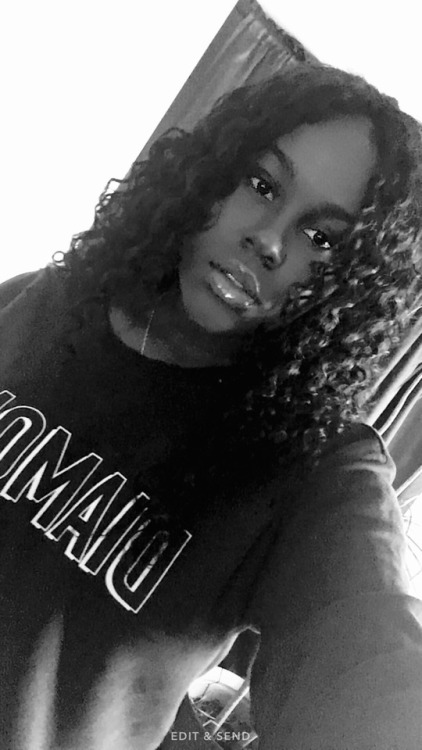 fvckdopeshxt:Blackout day me ft. Snapchat filters