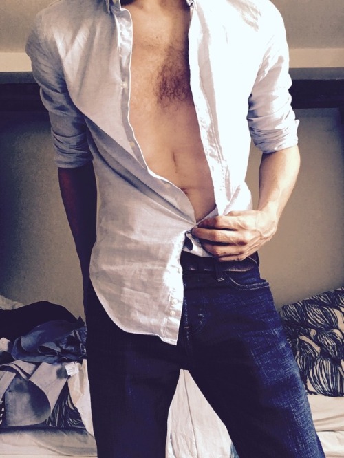 justryingtolookchivalrous:Blue jeans. Watching a man undress for me…slowly.  Eye contact.  Oh