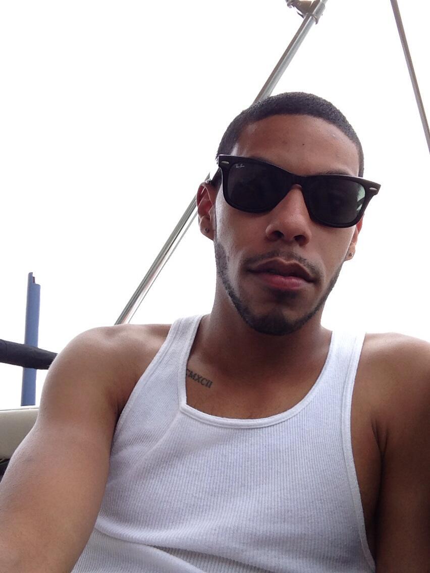 4thaluvofsexyguyz:  Damn he’s phyne!!