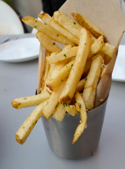 verticalfood:  Garlic Potato Fries (by Five Pacific) 