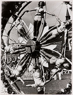 atomic-flash:  Alexander Rodchenko, Rad, from series Sports Parade on Red Square, 1936   