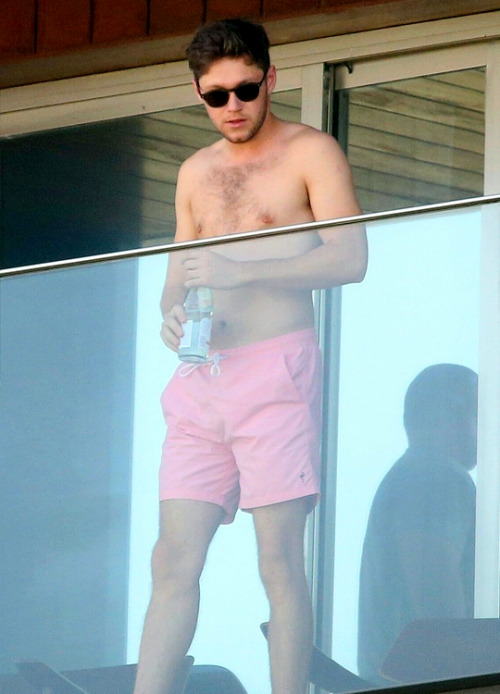 dailyniall:Niall on his balcony in Rio de Janeiro, Brazil 07/08/18