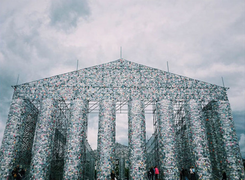 snugbugbooknook:boredpanda:Artist Uses 100,000 Banned Books To Build A Full-Size Parthenon At Histor