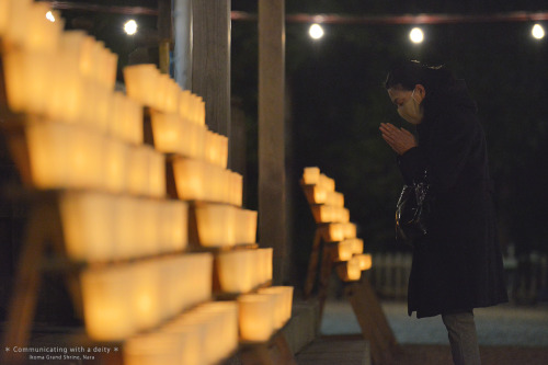 【祈り】２分くらい手を合わされていたでしょうか。コロナ禍で市井の方の祈りの姿を撮らせて頂きたいと思いそっとシャッターを押させて頂きました。往馬大社千燈明にて撮影。2021年2月3日＊掲載許可済