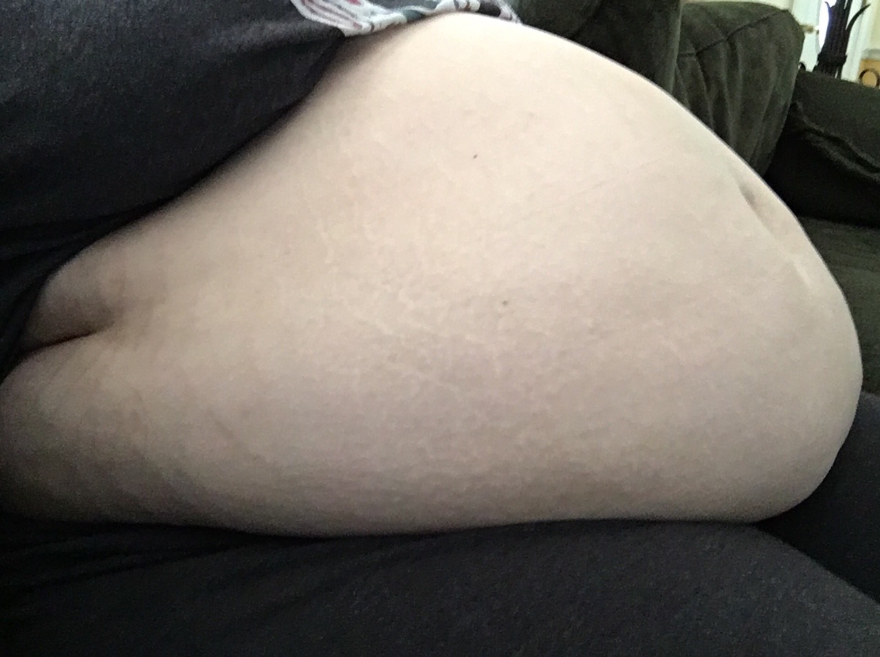 outgrowingmyclothes:  Just finished breakfast, I love playing with my full belly