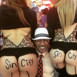 meanwhileinvegas:  #fremontstreet #vegas by weeb_dacat http://ift.tt/1IEq2zy  he’s grinning from cheek to cheek to cheek