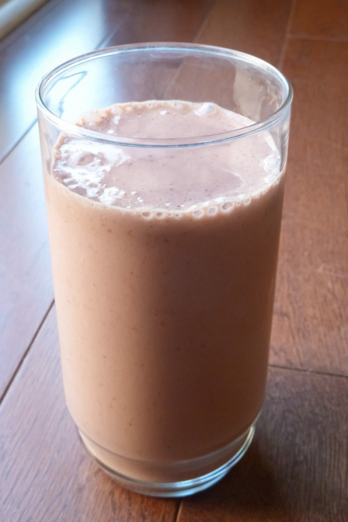 gfhealthyliving:
“Rise and Shine Smoothie
Ingredients
• ½ large banana, frozen
• ½ cup frozen strawberries
• ½ tsp matcha green tea powder
• ½ scoop chocolate Protein Powder (optional)
• 2 tbsp almond butter
• 1 cup almond milk (or milk of your...