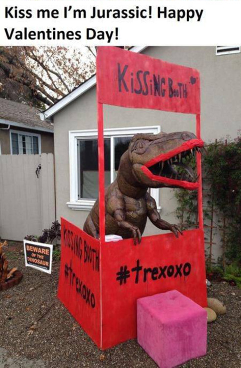 hannielove:  emoryloves:  SHUT UP I WANT A T-REX ON MY FRONT LAWN  This just makes me so happy. I want to do this 