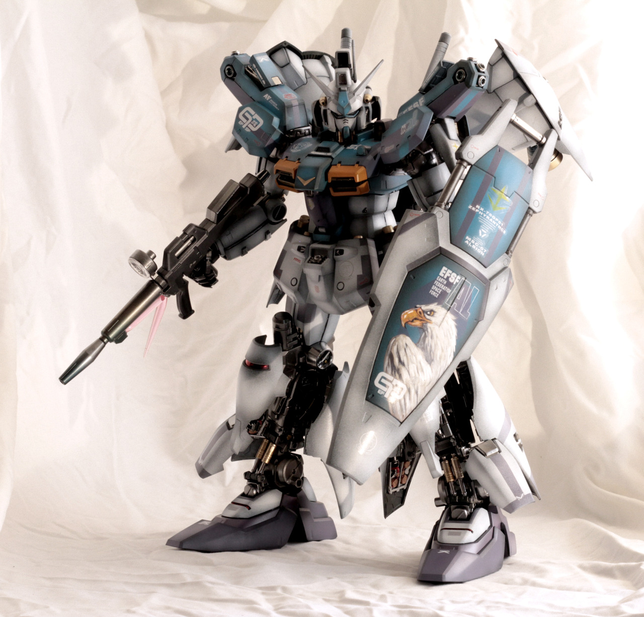 peterhanstyle:  Outer panels applied with decals also used. Custom paint of the eagle