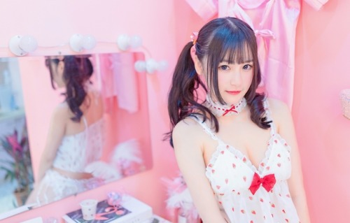 luoli966:  哥哥们喜欢吗？ 小酱今年18岁啦~ 喜欢拍照，有叔叔愿意帮小酱拍照吗？