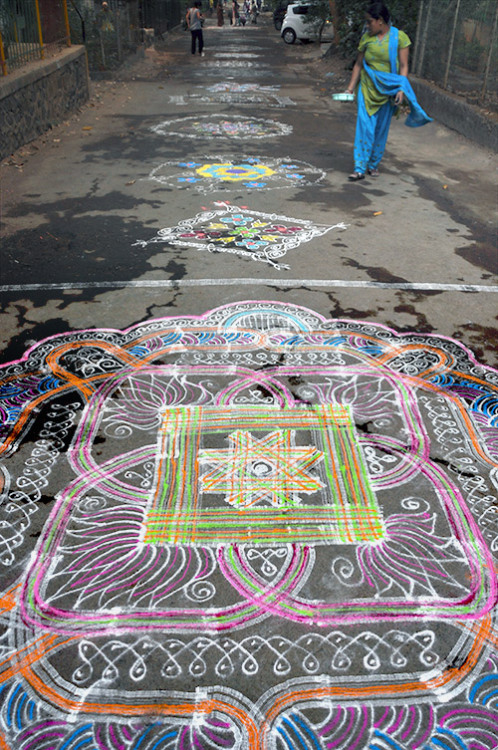 wookiewuv:   Kolam is a rangoli traditionally composed of geometric lines and shapes, drawn around a grid pattern of dots. It is drawn by south Indian women with rice or chalk powder in front of their homes.   ॐ 