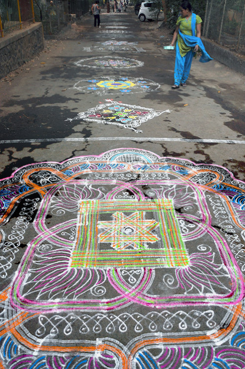 panoptic: Kolam (via Yesterday Was Dramatic, Today is OK) Kolam is a rangoli traditionally composed 