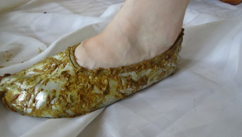 scat-vomit-piss-suzan: see my great scat shoes - do  you like this ? kisses suzan