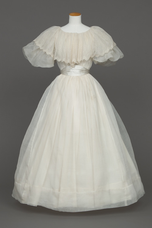 historicaldress - Wedding Dress, 1895White organdy wedding...