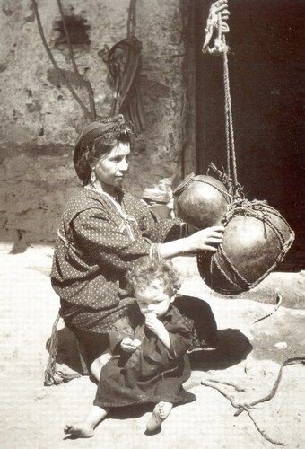 Kabylie, 1939 — Le barattage du lait, ici dans une courge évidée (taxsayt), est une technique ancest