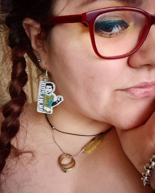 &ldquo;I&rsquo;m gonna need a stiff drink to get through this. Stiff.&rdquo; - David Rose 🌲 - #schittscreek #davidrose #earrings #ohmygoddavid #davidroseohmygod #makeup #instamakeup #makeupofinstagram #veganmakeup #crueltyfreemakeup #limecrimecosmetics