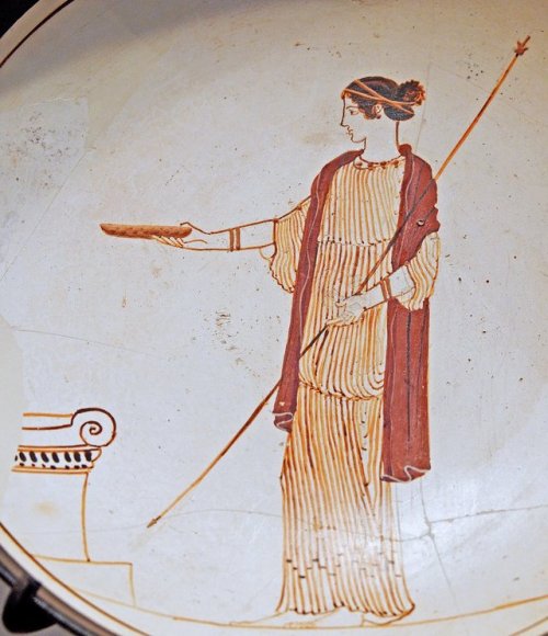 europeanpeoplearthistory-blog:Greek Terracotta drinking cup (kylix) with Goddess pouring libation, d