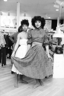 nineintheeafternoon:  thechanelmuse:  Phylicia Rashad and Debbie Allen by Moneta Sleet, Jr.  