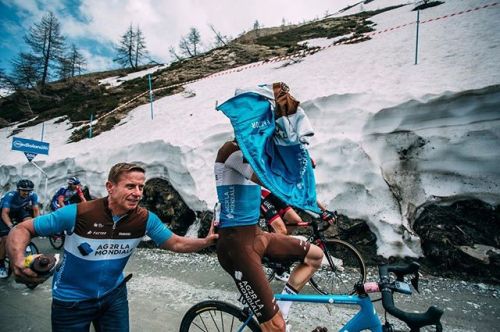 tornanti-cc:It’s a hard job!  #giro101 #giro #giroditalia #colledellefinestre #ucicycling #cyclingsh