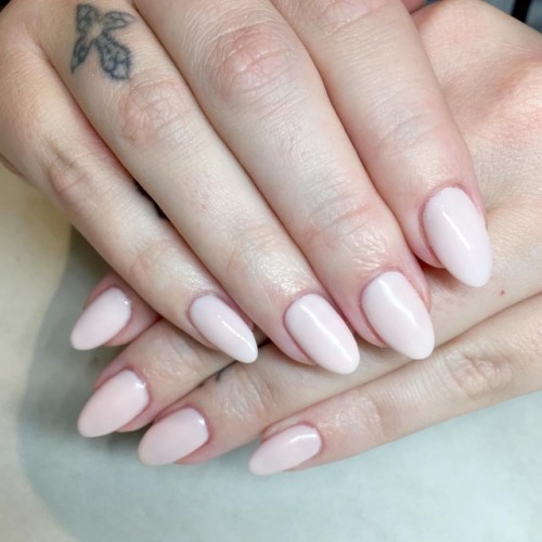 Shaped to a perfect natural almond for @xmaddyoreillyx used our new favorite shade @opi {Lisbon want